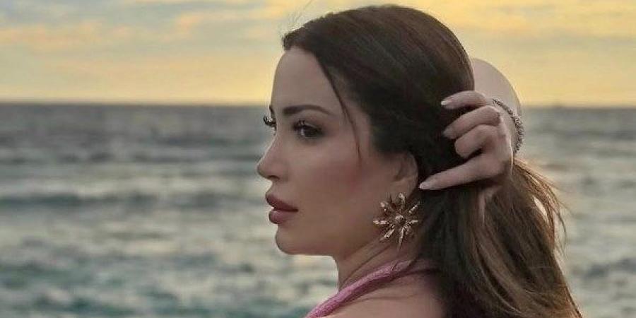 فستان بينك.. نسرين طافش تثير الجدل بإطلالة جريئة