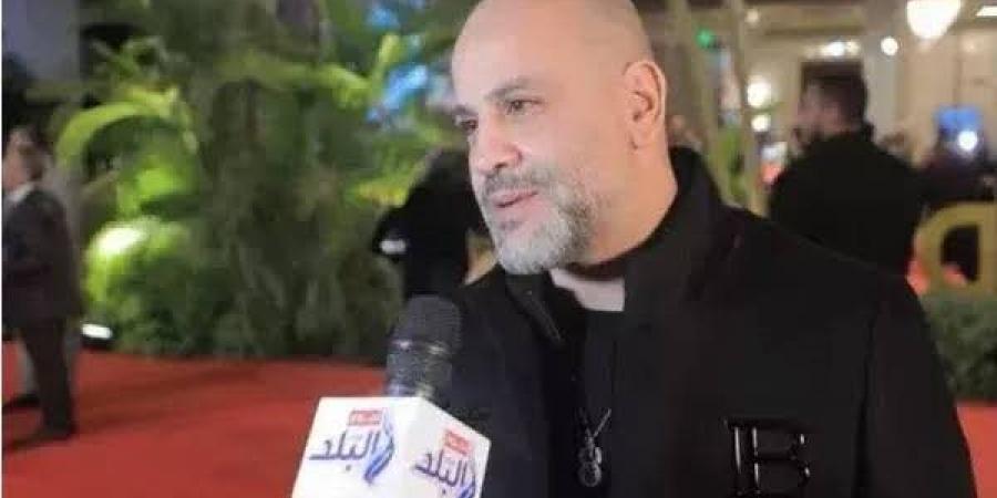 عزيز الشافعي يحتفل بتصدر «تباعا تباعا» و«بحرية» قوائم الاستماع عربياً