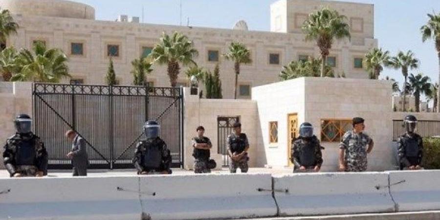 السفارة الأمريكية بالأردن تصدر تحذيرًا أمنيًا عاجلاً لرعاياها بعد رصد صواريخ ومسيرات في الأجواء