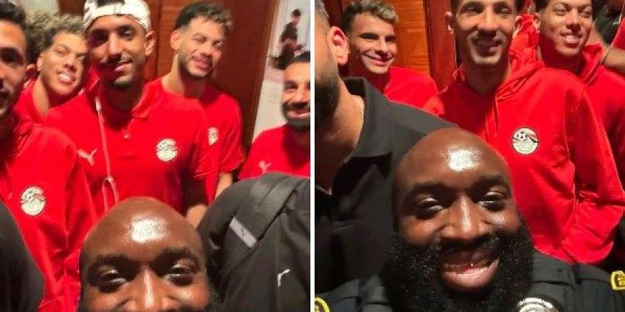 ضابط شرطة أمريكي يلتقط صورًا تذكارية مع لاعبي منتخب مصر في كأس العالم