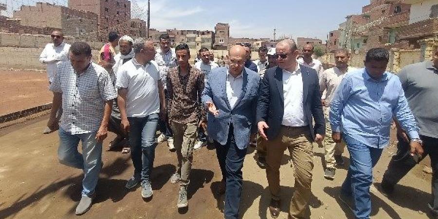 نائب محافظ الجيزة يتفقد مناطق تجمعات المياه الجوفية بقرية العطف ويوجه بوضع حلول نهائية لإنهاء المشكلة