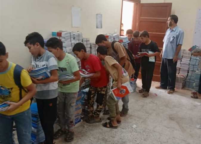 تسليم الكتب لطلاب مدرسة اجهور
