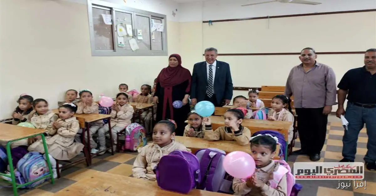 استقبال حافل للتلاميذ في أول أيام الدراسة بمدارس البحيرة بالورود والحلوى وأعلام مصر