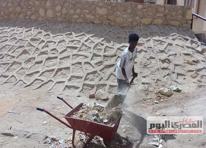 أطفال سودانيون ينظفون شوارع مدينة حدائق أكتوبر