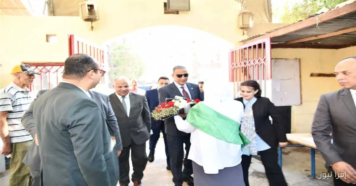 طلاب يرحبون بمحافظ الفيوم بالورود في بداية العام الدراسي الجديد ويؤكد الأنصاري: أنتم أمل مصر