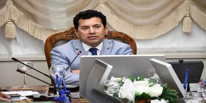 «أمير عزمي مجاهد ينتقد وزير الرياضة بسبب انشغاله بركوب الدراجات والطاولة في ظل انهيار الأندية»