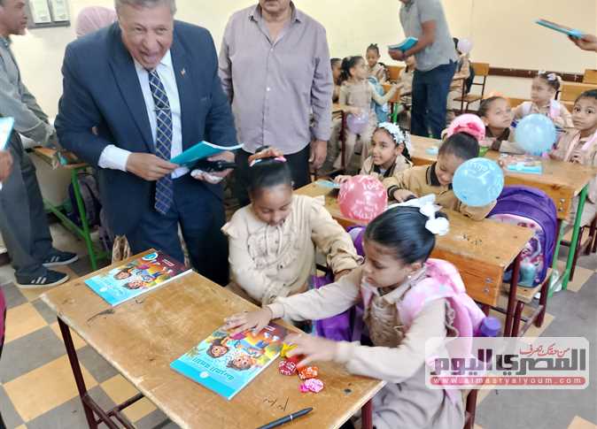 استقبال الطلاب بالورود والحلوى