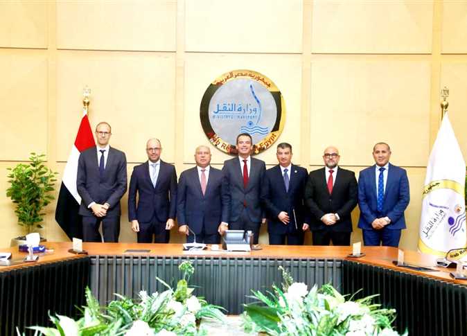 توقيع العقود