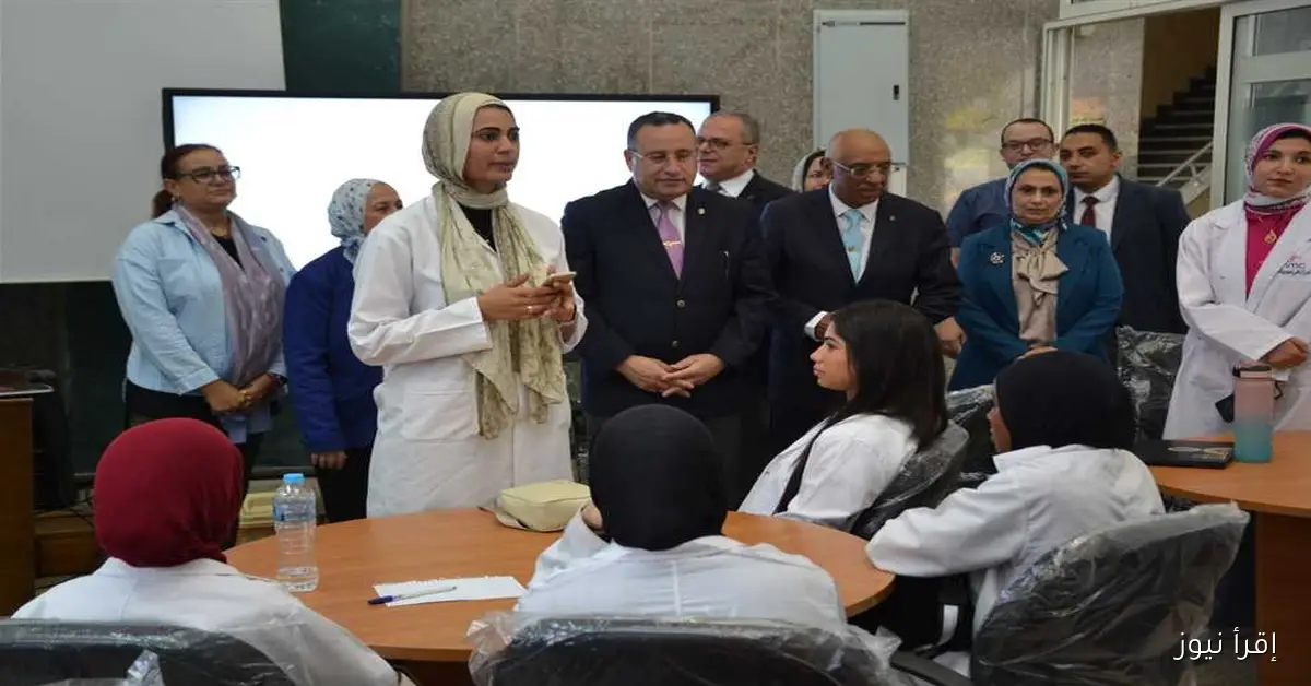 طلاب من ذوي الهمم في فريق القادة الاجتماعيين يشاركون في رفع العلم وتحية العلم بجامعة الإسكندرية