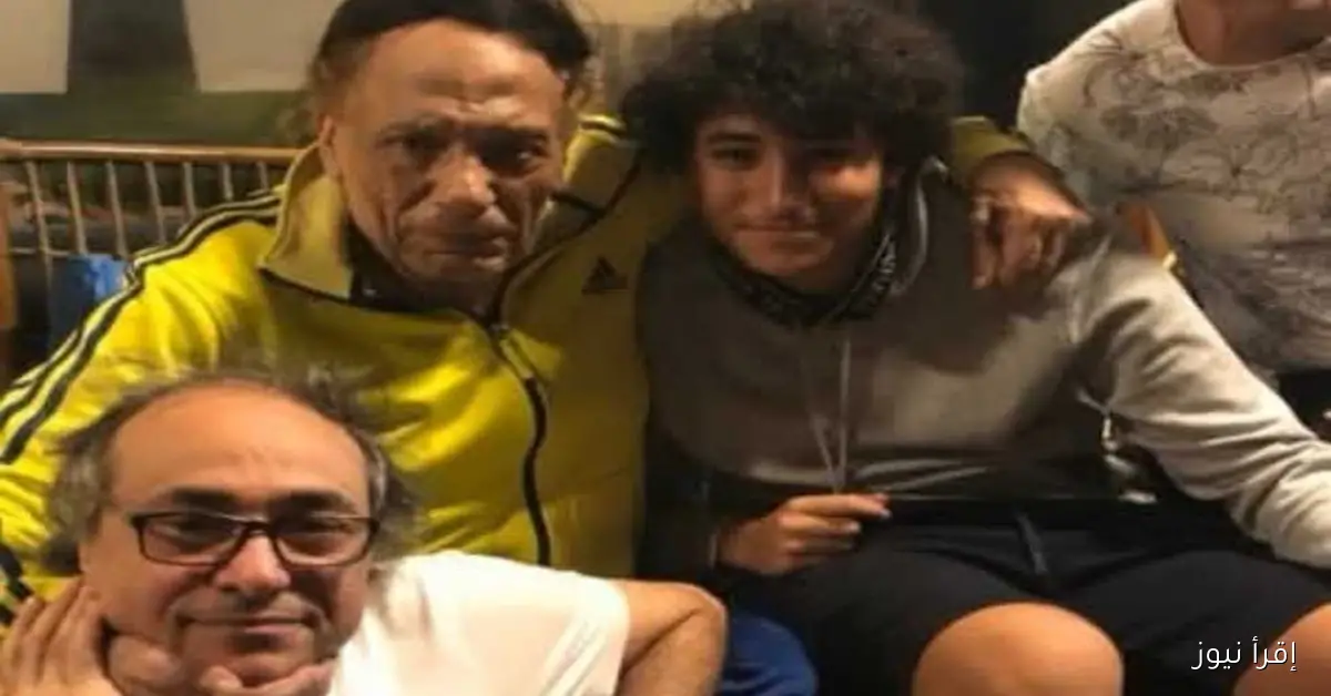 «عايشين في عصر الزعيم».. أكرم السعدني يروي كواليس صورته مع عادل إمام وشقيقه