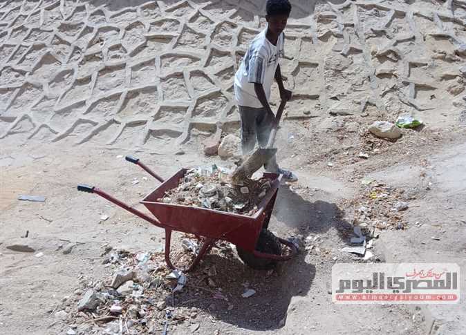 أطفال سودانيون ينظفون شوارع مدينة حدائق أكتوبر