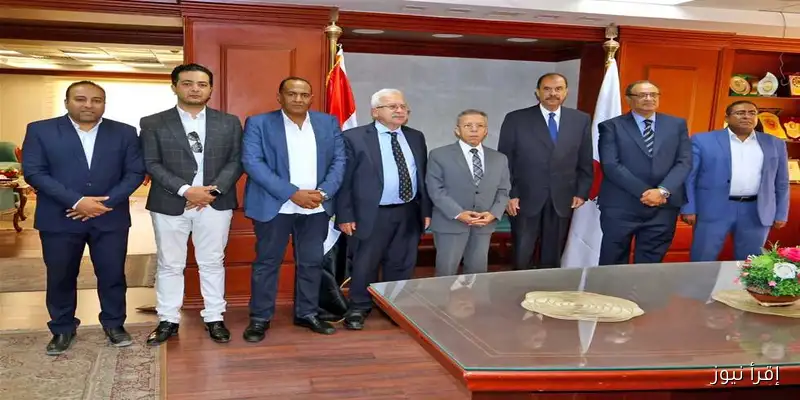 محافظ سوهاج ونقيب الأطباء يناقشان التحديات المتعلقة بتراخيص المنشآت الطبية ومتطلبات الحماية المدنية