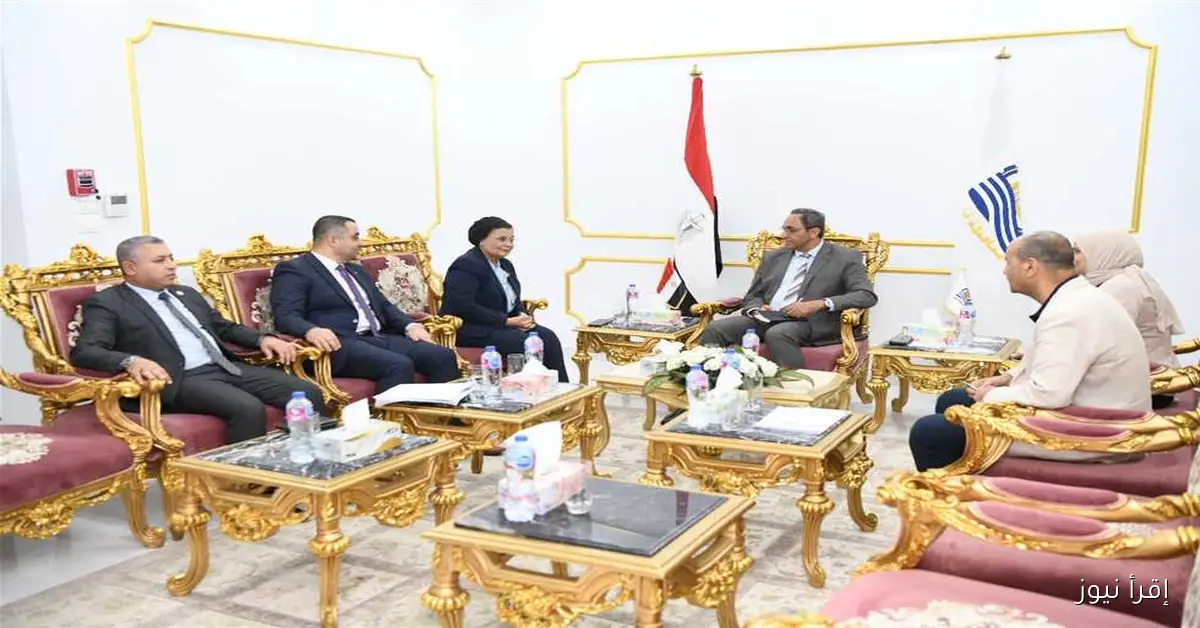 محافظ قنا يناقش مع نائب وزير الصحة خطة السكان والتنمية العاجلة للفترة 2025-2027