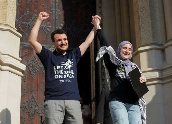 الناشط الفلسطيني محمود خليل وزوجته