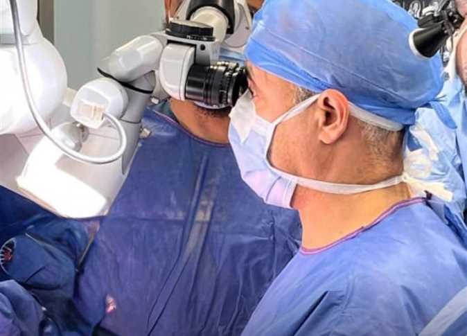 جراحة دقيقة لاستئصال ورم بالمخ