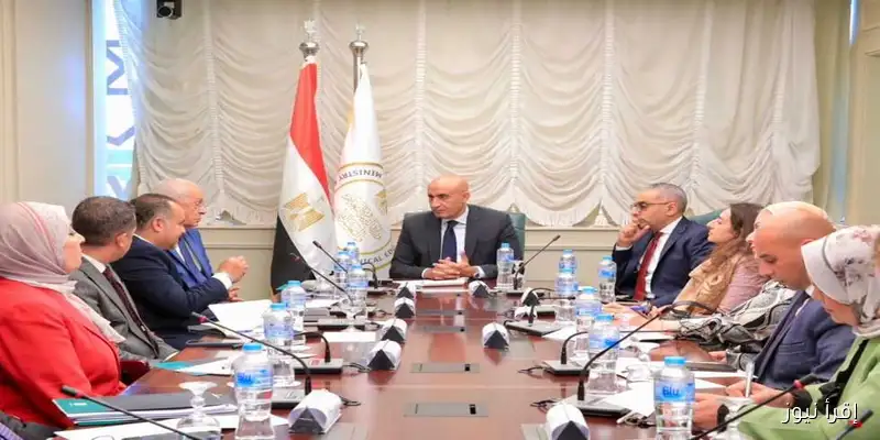 وزير التعليم يستعرض المبادرات للكشف عن ضعاف البصر بين طلاب المدارس
