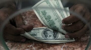 1763741193 أسعار الدولار في البنوك المصرية تسجل استقراراً بعد تثبيت سعر