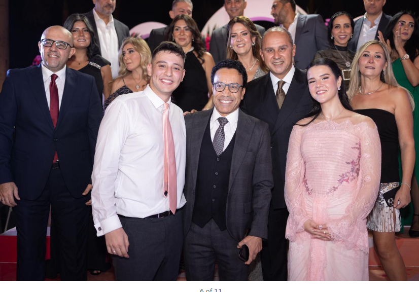 صورة عائلية مع المدعوين