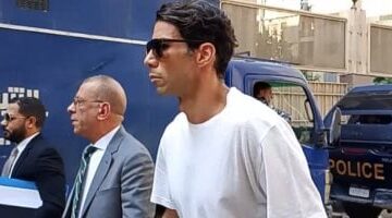 1764059694 شريف إكرامي يساند رمضان صبحي خلال جلسة محاكمته بتهمة التزوير