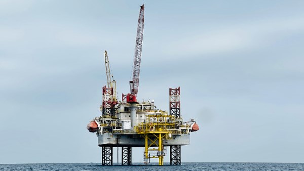 أسعار النفط تسجل رابع انخفاض شهري مع تراجع المخاطر السياسية