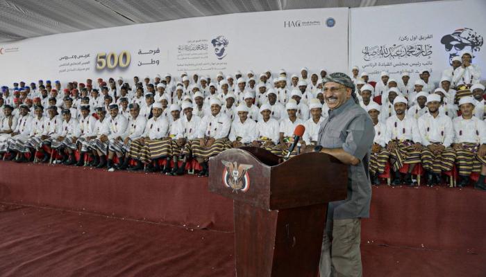 احتفالية جماعية لـ500 شاب وشابة في المخا اليمنية بدعم من الإمارات (صور)