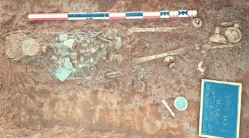 اكتشاف قبر سيدة بتاج مقلوب طقوس دفن غريبة في اليونان