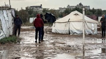 الأمطار ت inundate عشرات الخيام في مخيم خان يونس