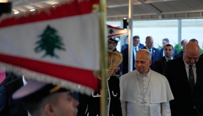 البابا ليو يبدأ زيارة تاريخية للبنان وسط أزمات متتالية مع استقبال رسمي وشعبي