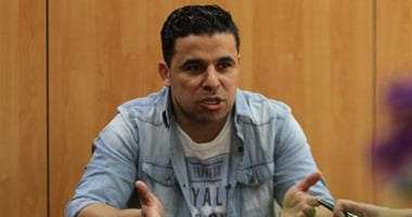 الفنانة دينا سليم تودع والدها في مسجد الشرطة بحضور خالد الغندور