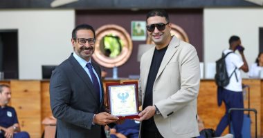 المصري يسلم درع النادي لمسؤولي السفارة المصرية في زامبيا