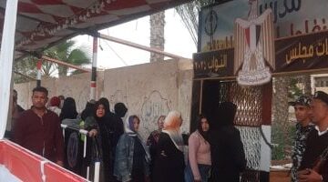الناخبون في مدينة 15 مايو يسجلون حضورهم في انتخابات مجلس