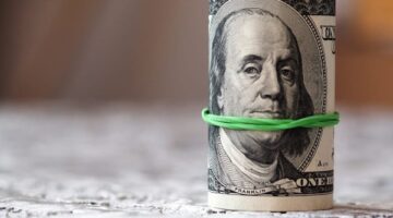 انخفاض أسعار الدولار في البنوك اليوم الأحد