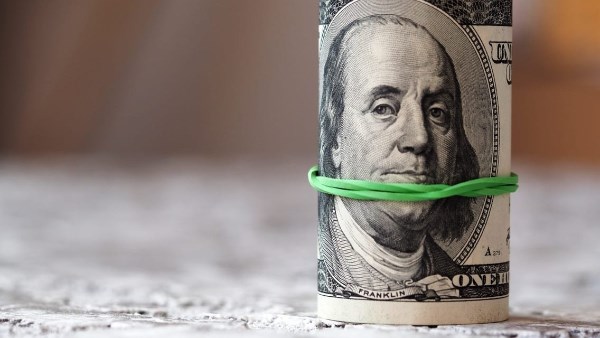 انخفاض أسعار الدولار في البنوك اليوم الأحد