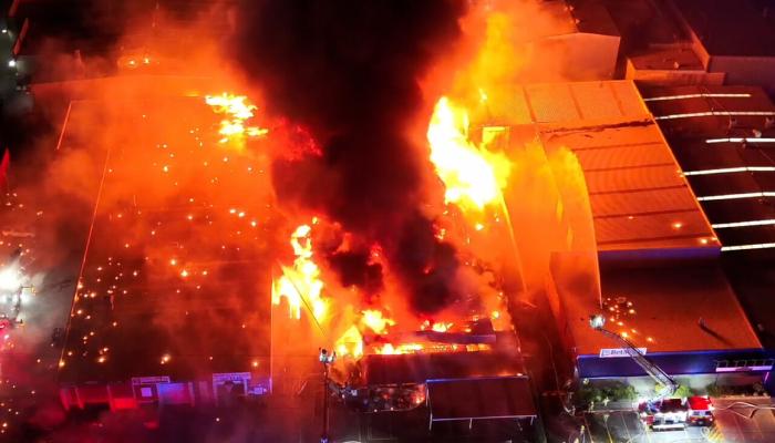 انفجار ضخم في مصنع معالجة نفايات بأستراليا يثير رعب 200 رجل إطفاء وكرة نار ضخمة