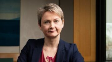 بريطانيا تدعو لزيادة المساعدات الإنسانية لغزة مع اقتراب تصويت مجلس