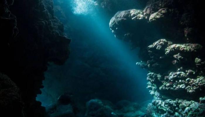 تمثال غامض ببصمات بشرية يظهر من أعماق المياه بعد 3000 سنة من الأسرار