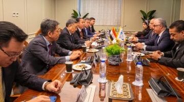 رئيس اقتصادية قناة السويس يعلن عن تعزيز التعاون مع شركة