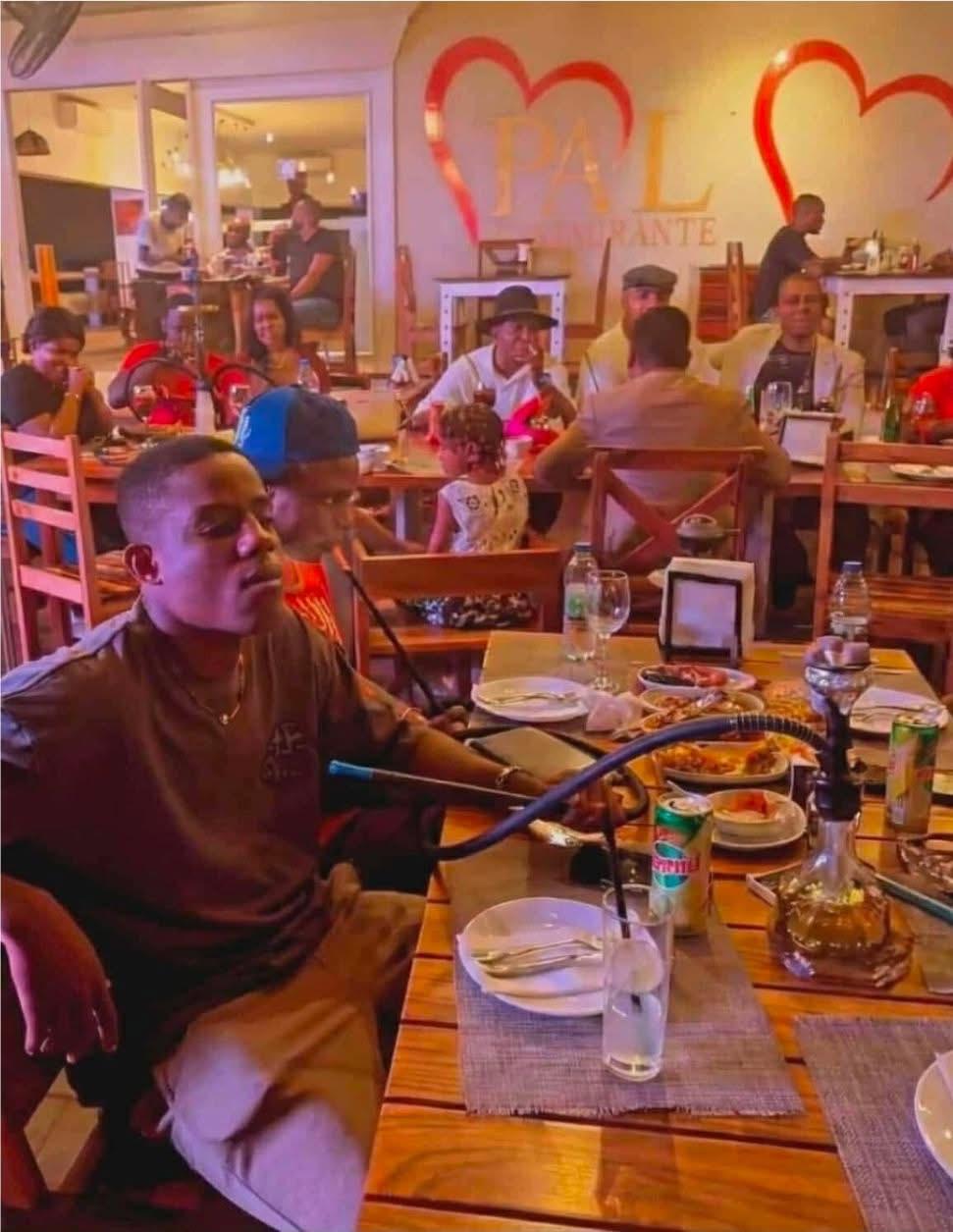 شيكو بانزا يدخن الشيشة