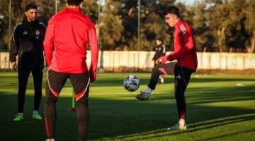 زيزو يشارك أطفال مغاربة استعراض مهاراتهم خلال مران الأهلي