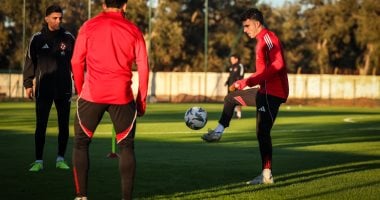 زيزو يشارك أطفال مغاربة استعراض مهاراتهم خلال مران الأهلي