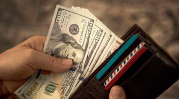 سعر الدولار أمام الجنيه المصري خلال منتصف تعاملات يوم الأربعاء