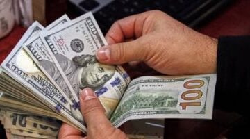 سعر الدولار أمام الجنيه في البنوك المصرية يشهد ارتفاعًا مفاجئًا