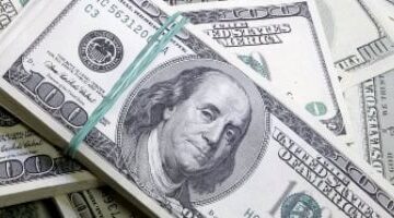 سعر الدولار يتراجع في منتصف تعاملات الثلاثاء ويؤثر على الأسواق