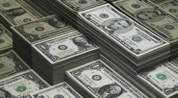 سعر الدولار يسجل استقرارًا أمام الجنيه داخل البنك المركزي المصري