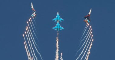 سقوط مقاتلة خلال عرض جوي في معرض دبي للطيران ويثير قلق الحضور