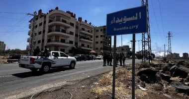 سوريون في السويداء يزيلون كلمة محافظة من واجهة مبنى السرايا