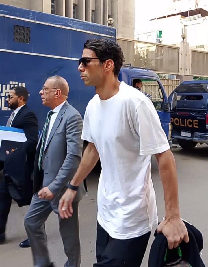 شريف إكرامي يؤازر رمضان صبحي قبل جلسة محاكمته