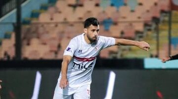 عبد الله السعيد وشيكو بانزا وكايد يجلسون على دكة بدلاء