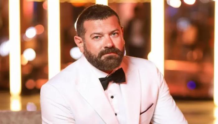 عمرو يوسف يقدم اعتذاره عن “الكلمة الغير لائقة” في مؤتمر “السلم والثعبان 2”