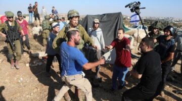 عنف المستوطنين في الضفة الغربية يستهدف متضامنين أجانب